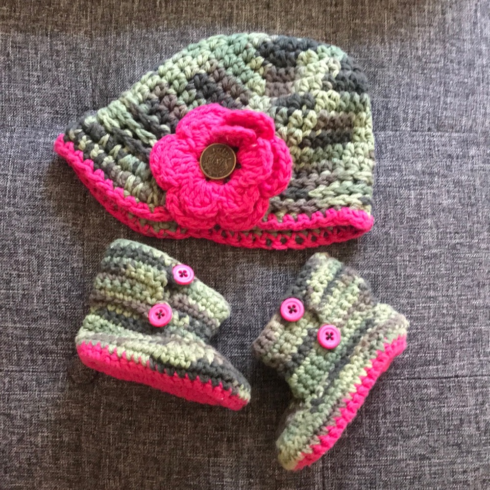 Soft Knitted hypoallergenic  Hat & bootie set